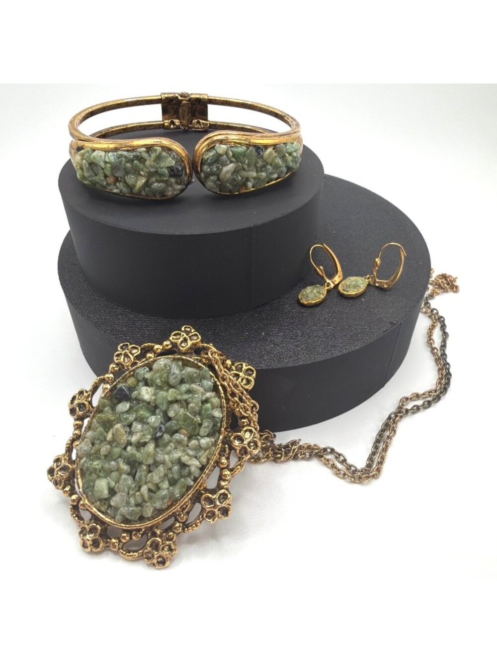 Vintage 1970s Gold-Tone Green Jade Chip Set Pendant Necklace Bracelet Earrings - Picture 12 of 13